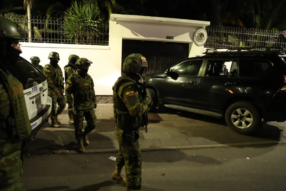 Policía de Ecuador irrumpiendo en la embajada mexicana en abril de 2024.
