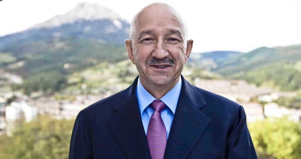 Carlos Salinas de Gortari ha decidido subirse al barco de guerra contra el proyecto de la Cuarta Transformación (4T) con La Aurora de México.