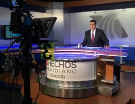 Durante mucho tiempo, la estrategia de TV Azteca para obtener contratos millonarios del sector público ha sido atacar de manera directa a los gobiernos en turno.