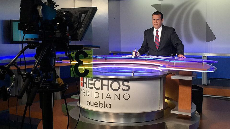 Durante mucho tiempo, la estrategia de TV Azteca para obtener contratos millonarios del sector público ha sido atacar de manera directa a los gobiernos en turno.