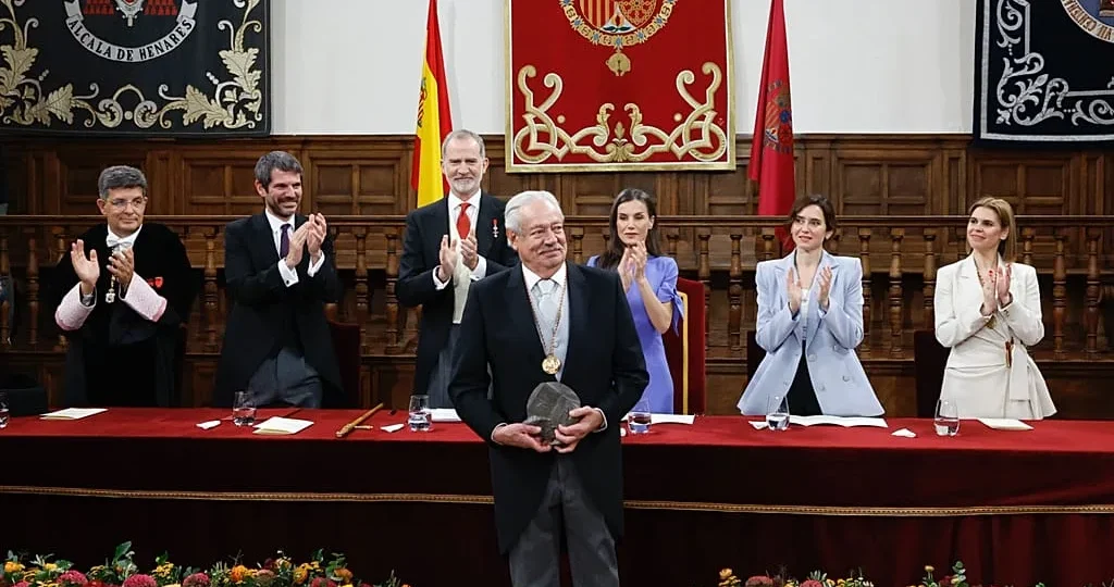El autor mexicano, Gonzalo Celorio, es condecorado con el máximo galardón de la literatura en lengua castellana en una ceremonia presidida por los reyes de España.