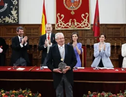 El autor mexicano, Gonzalo Celorio, es condecorado con el máximo galardón de la literatura en lengua castellana en una ceremonia presidida por los reyes de España.