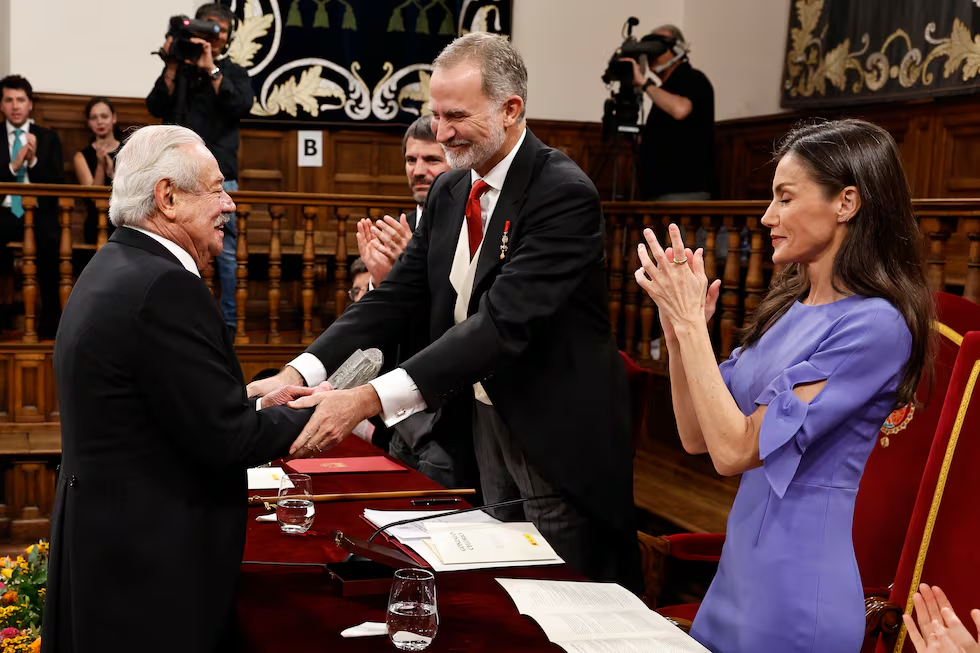 Gonzalo Celorio recibiendo el premio Cervantes 2025 de manos del rey de España Felipe VI. Foto: El País. Ballesteros (EFE).