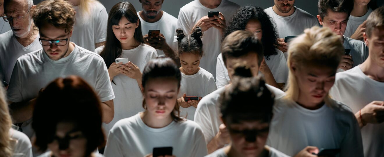 Las plataformas digitales no sólo modelan formas de consumo, sino las dinámicas sociales. La industria cultural se ha ajustado a estos cambios.