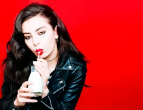 Charlie XCX se reafirma como una de la figuras más destacadas del pop a nivel mundial.