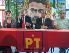 El Partido del Trabajo (PT) ha desarrollado una estrategia que lo mantiene vigente a pesar de ser una fuerza política minoritaria.