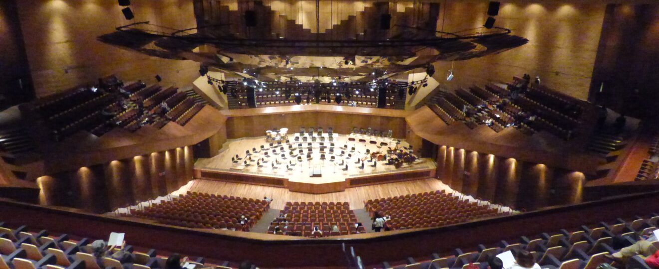 La Sala Nezahualcóyotl es un recinto icónico de la Ciudad Universitaria de la UNAM.
