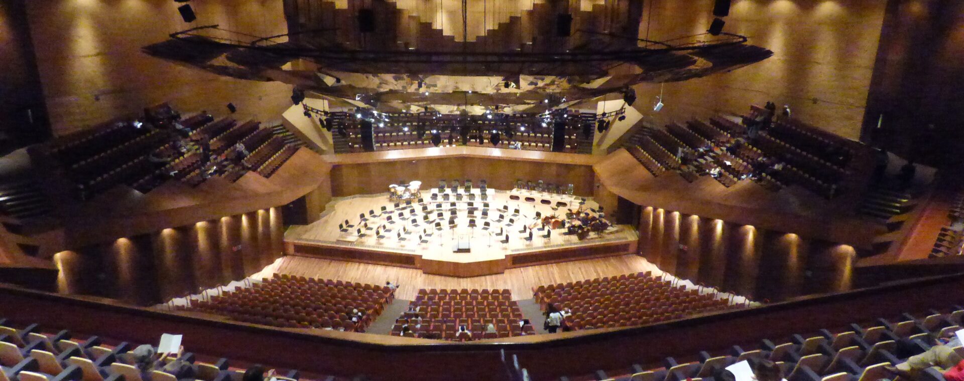 La Sala Nezahualcóyotl es un recinto icónico de la Ciudad Universitaria de la UNAM.