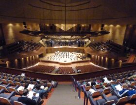 La Sala Nezahualcóyotl es un recinto icónico de la Ciudad Universitaria de la UNAM.