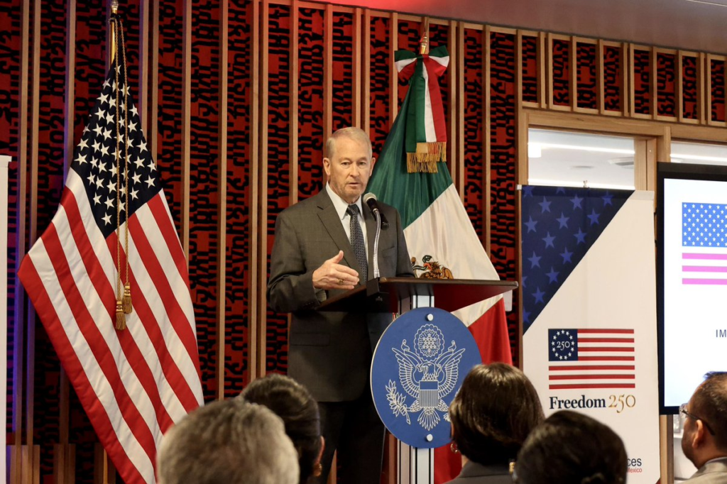 El embajador de los Estados Unidos en México durante la instalación del GBI.