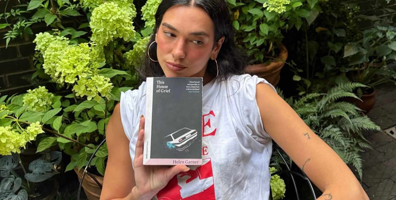 Dua Lipa lleva su actividad artística más allá de la música con su apoyo a espacios literarios y culturales.