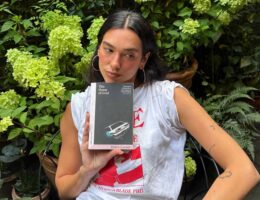 Dua Lipa lleva su actividad artística más allá de la música con su apoyo a espacios literarios y culturales.