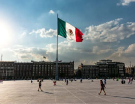 La democracia en México ha tenido grandes cambios institucionales a lo largo de su historia. La nueva reforma electoral apunta a adaptarse a los nuevos retos del siglo XXI.