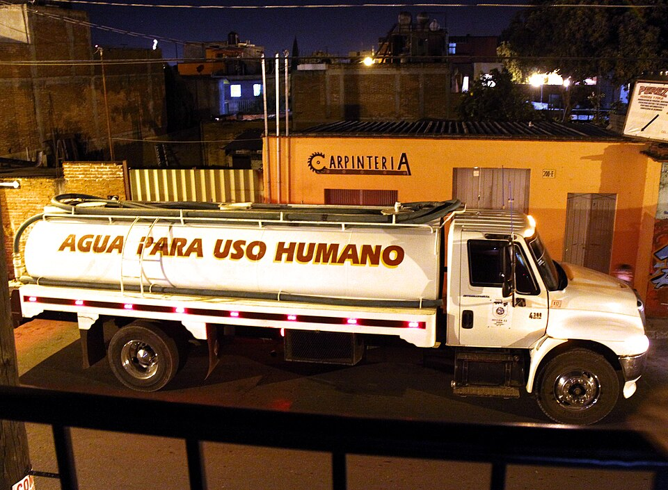 Pipas de agua y comercio. 
